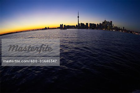 Skyline in der Abenddämmerung, Toronto, Ontario, Kanada