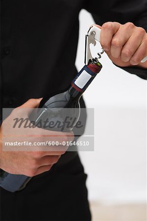 Homme ouverture bouteille de vin