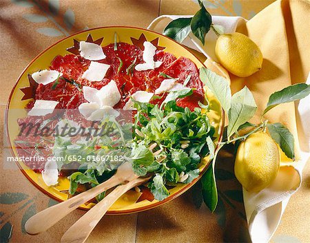 Carpaccio, Parmesan und Rucola