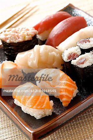 Plateau de sushi et maki