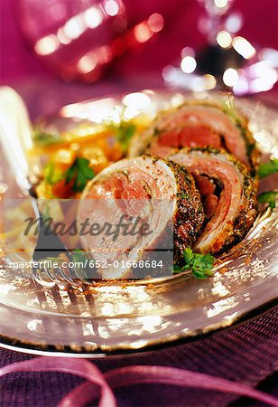 filet d'agneau en croûte aux herbes épicées doux filet d'agneau en croûte aux herbes épicées doux