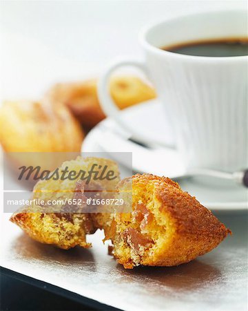 gâteaux de miel et de la date de madeleine