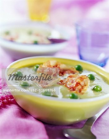 creamed pea soup with crunchy bacon