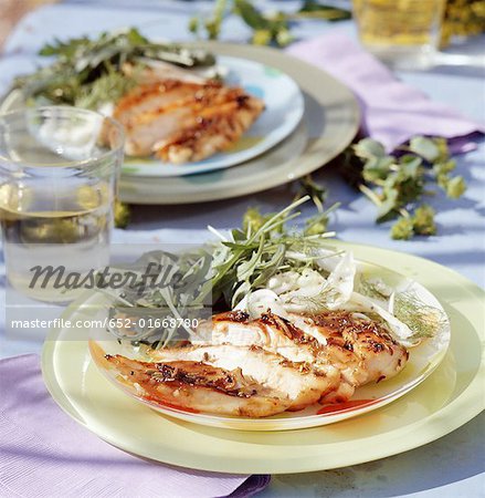 Marinierte und gegrillte Hähnchenbrust Salat