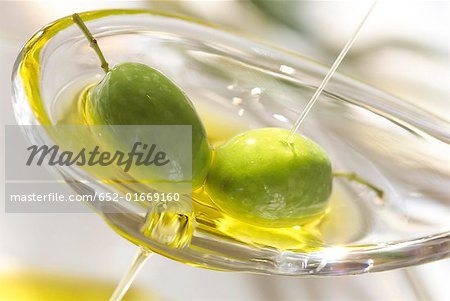 grüne Oliven in Löffel