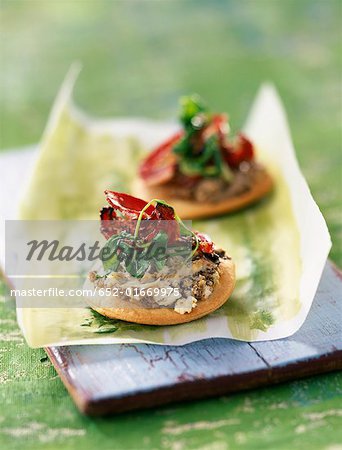 Mini pizzas with fresh goat cheese,tapenade and mayonnaise