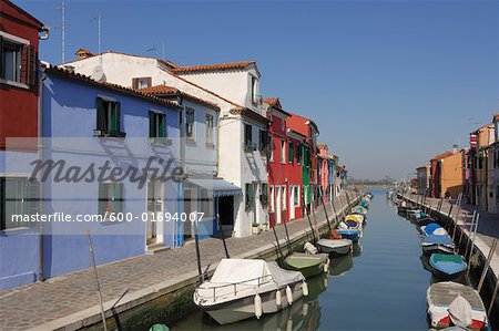 Bunten Häusern entlang Canal, Insel Burano, Venedig, Italien