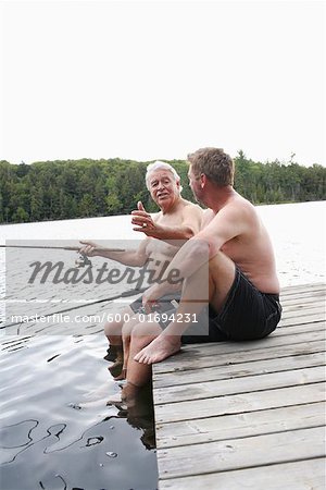Père et pêche de fils sur le quai