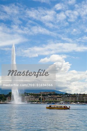 Informationsschalter Boot am Genfersee, Jet d ' Eau im Hintergrund, Genf, Schweiz