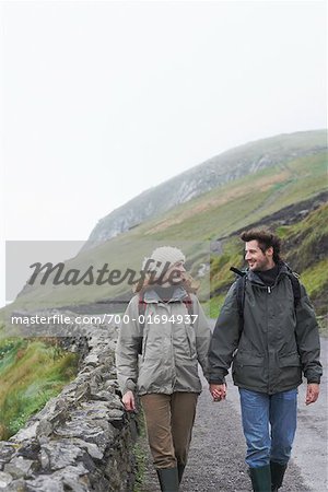 Couple marchant le long de la route sur la falaise