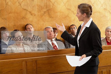 Anwalt im Gespräch mit der Jury