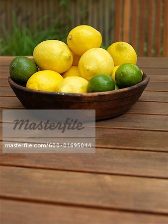 Schale von Zitronen und Limetten