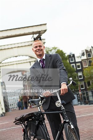 Homme d'affaires avec la bicyclette, Amsterdam, Pays-Bas