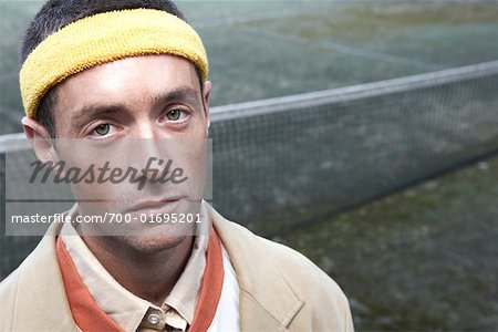 Close-up Portrait von Mann mit Stirnband