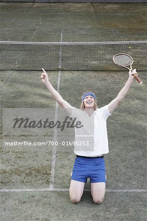 Joueuse de tennis à genoux sur le Court de Tennis