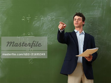 Lehrer steht vor der Tafel