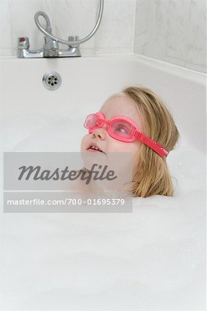 Mädchen in der Badewanne mit Brille