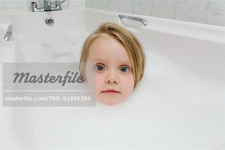 Fille dans la baignoire