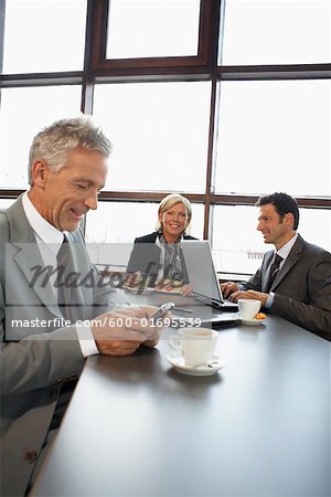 Gens d'affaires au dîner d'affaires