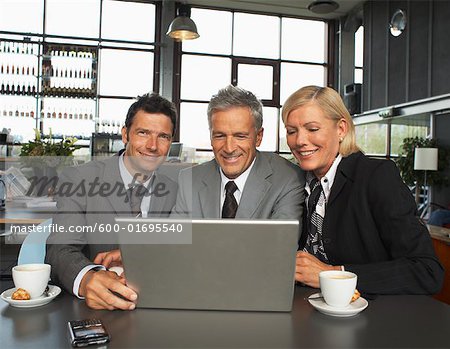 Gens d'affaires avec ordinateur portable
