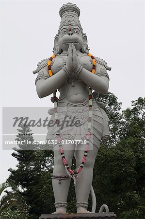 Flachwinkelansicht einer Statue von Hanuman, Tirupati, Tirumala Venkateswara Tempel, Tirumala, Andhra Pradesh, Indien