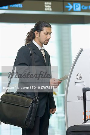 Geschäftsmann mit express Check - in Service am Flughafen