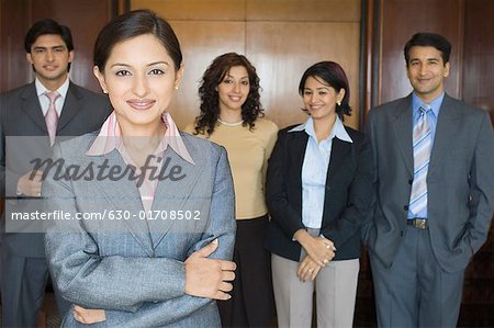 Porträt der geschäftsfrau stehend mit ihren Kolleginnen und Kollegen