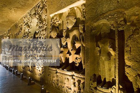 Statues de Bouddha dans une grotte, Ajanta, Maharashtra, Inde