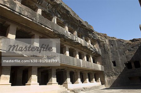 Flachwinkelansicht einer Höhle, Teen Taal, Ellora, Aurangabad, Maharashtra, Indien