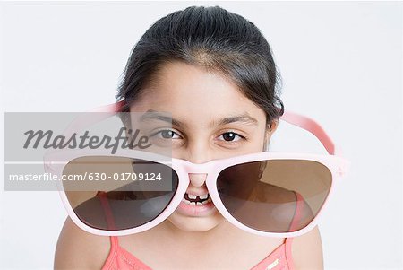 Portrait eines Mädchens mit Sonnenbrille