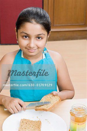 Portrait d'une fille de confiture sur une tranche de pain