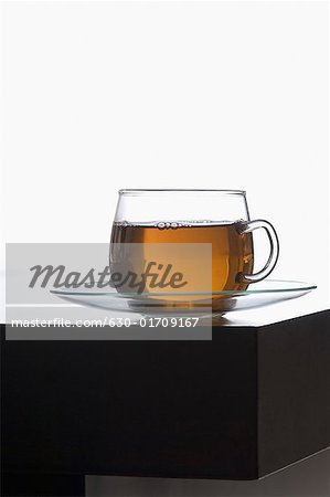 Gros plan d'une tasse de tisane sur une soucoupe