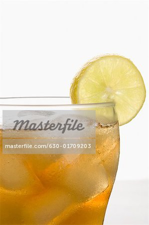 Gros plan d'un verre de limonade avec des glaçons et une tranche de citron
