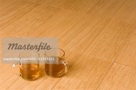 Vue grand angle de tasses de thé de fines herbes