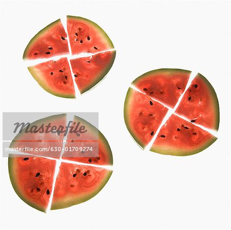 Vue grand angle de tranches de melon d'eau