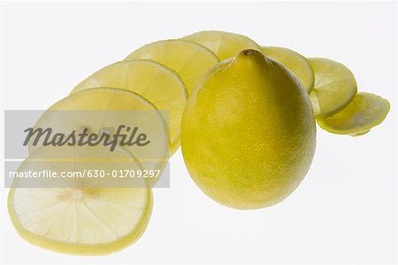 Gros plan d'un citron avec des tranches de citron
