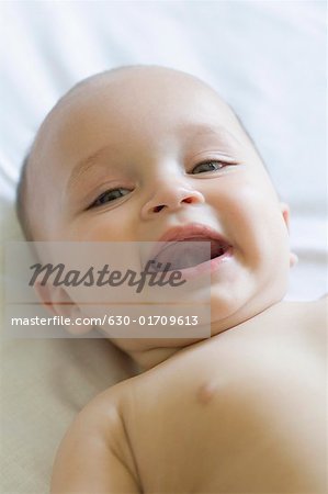 Portrait d'un bébé couché et souriant