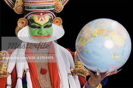 Porträt des Kathakali Tanz Performerin hält einen Globus