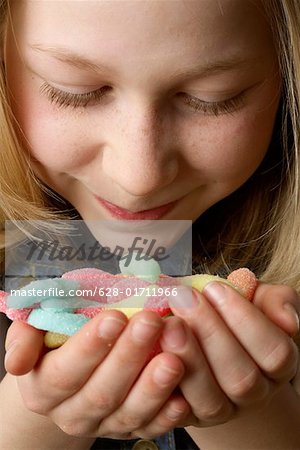 Fille avec des bonbons