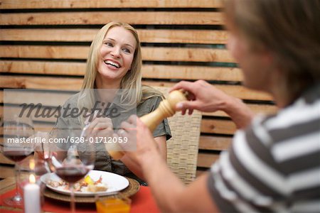 Lächelnd Paar mit Abendessen