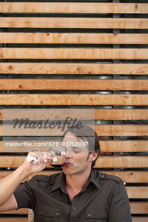 Homme boire un verre de vin rouge