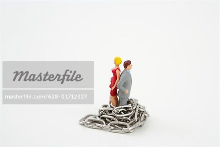 Figurines couple enveloppé avec une chaîne