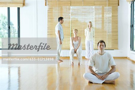 Quatre adultes dans différentes formes de méditation