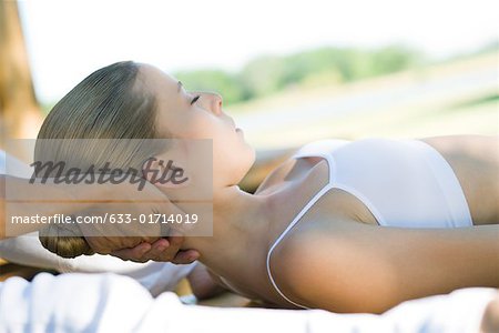Femme jouissant de massage de cou