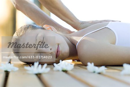 Femme recevant le massage du dos