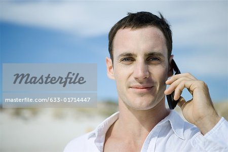 Mann mit Handy, Dünen im Hintergrund, Porträt