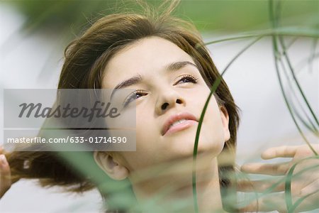 Jeune femme parmi les hautes herbes, levant, portrait