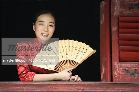 Jeune femme portant des vêtements traditionnels chinois, tenir ventilateur