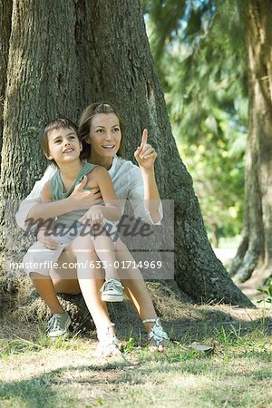 Mutter und Sohn, sitzt auf dem Baum, Blick aus frame