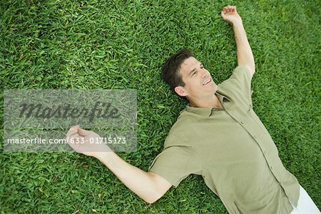 Mann liegend auf Gras, Lächeln